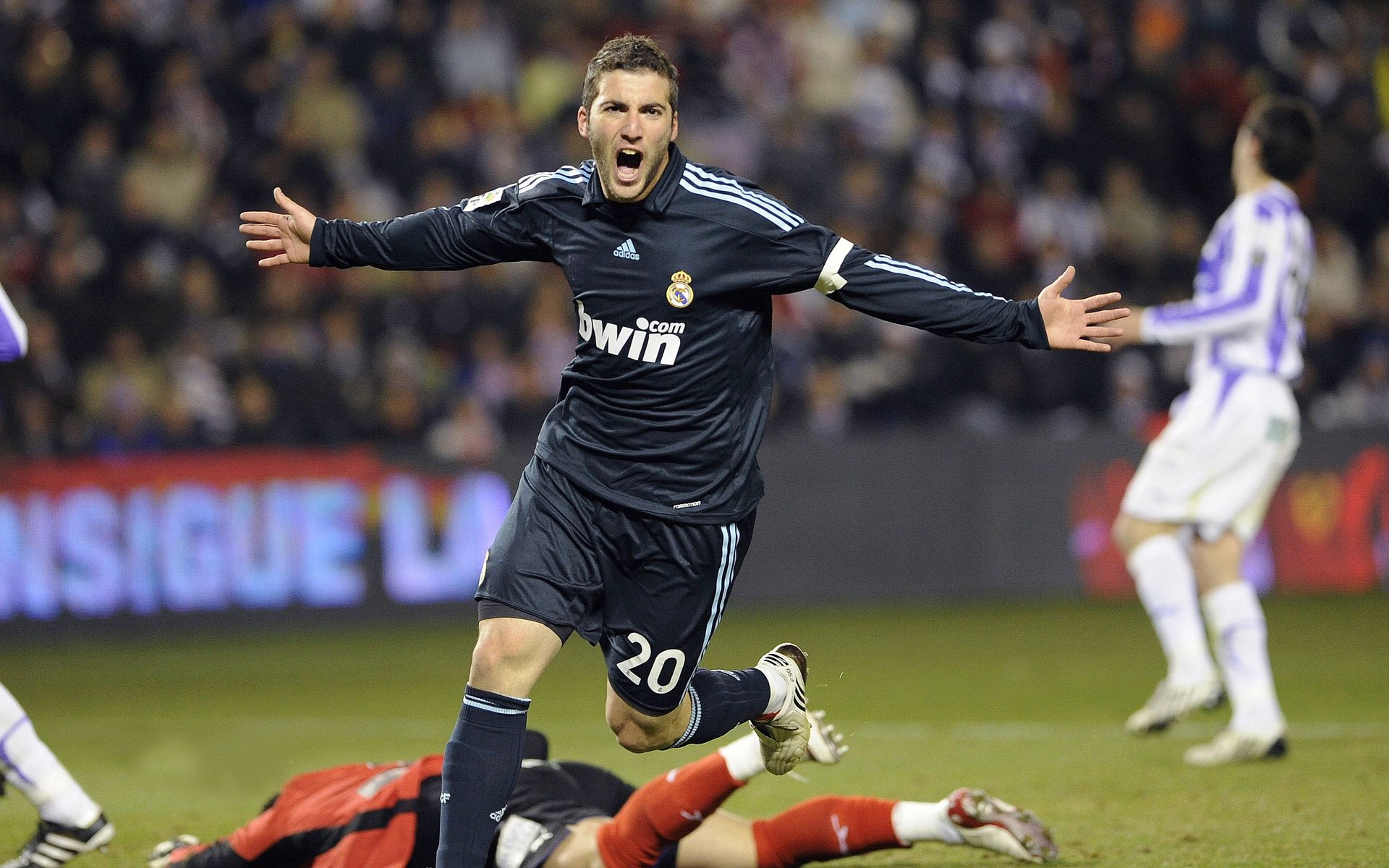 爆冷引发热议!,德约科维奇在皇家马德里比赛中领先优势明显赢得满堂喝彩